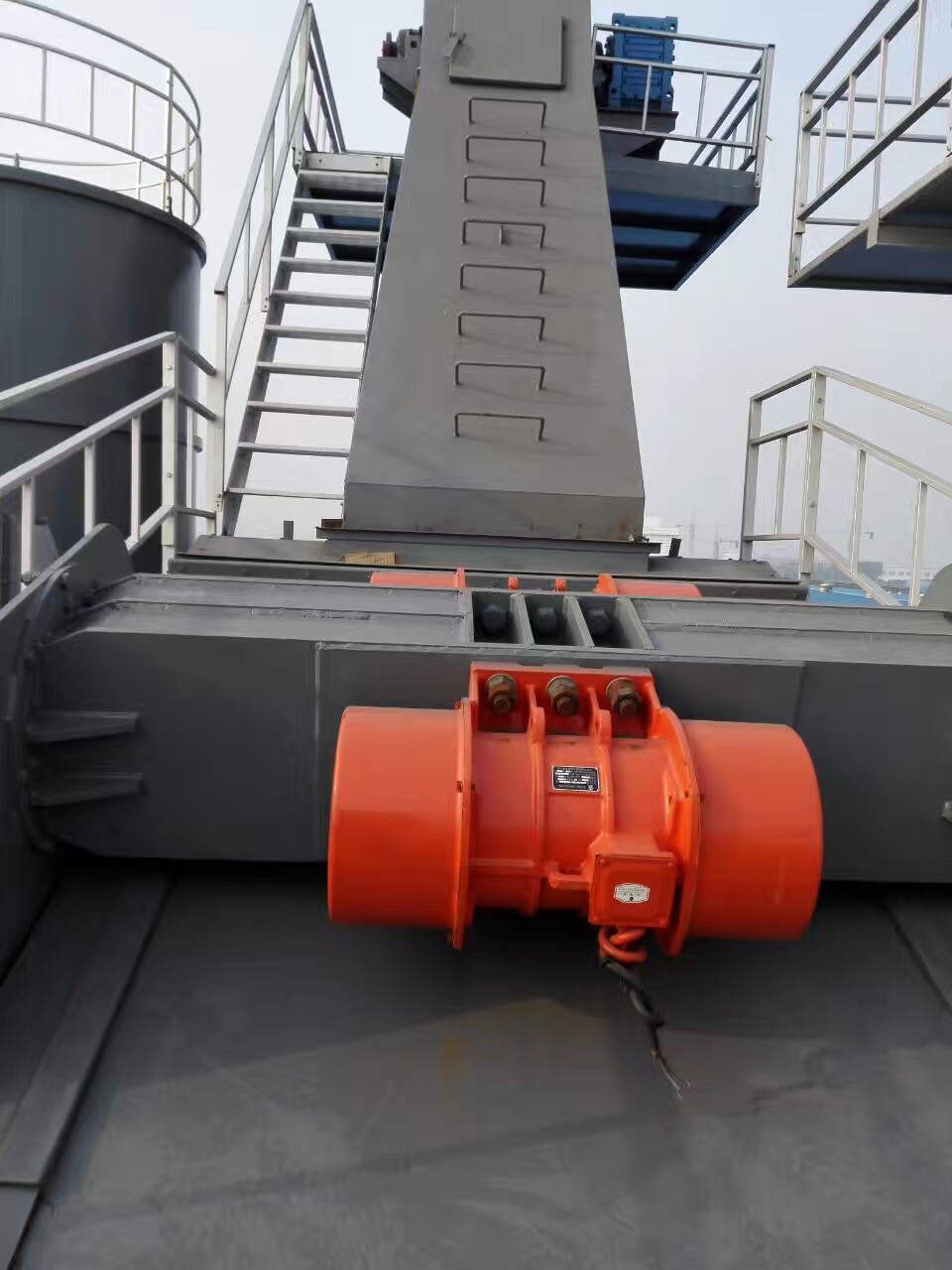 Sand and gravel vibrating screen motor