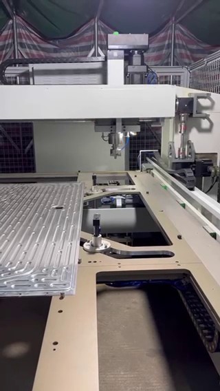 鉚接機