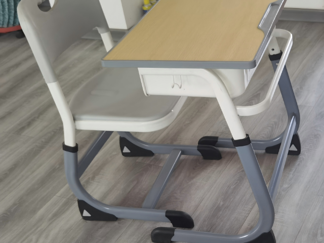 山东组合钢木课桌椅家具柜价格合理,钢木课桌椅家具柜