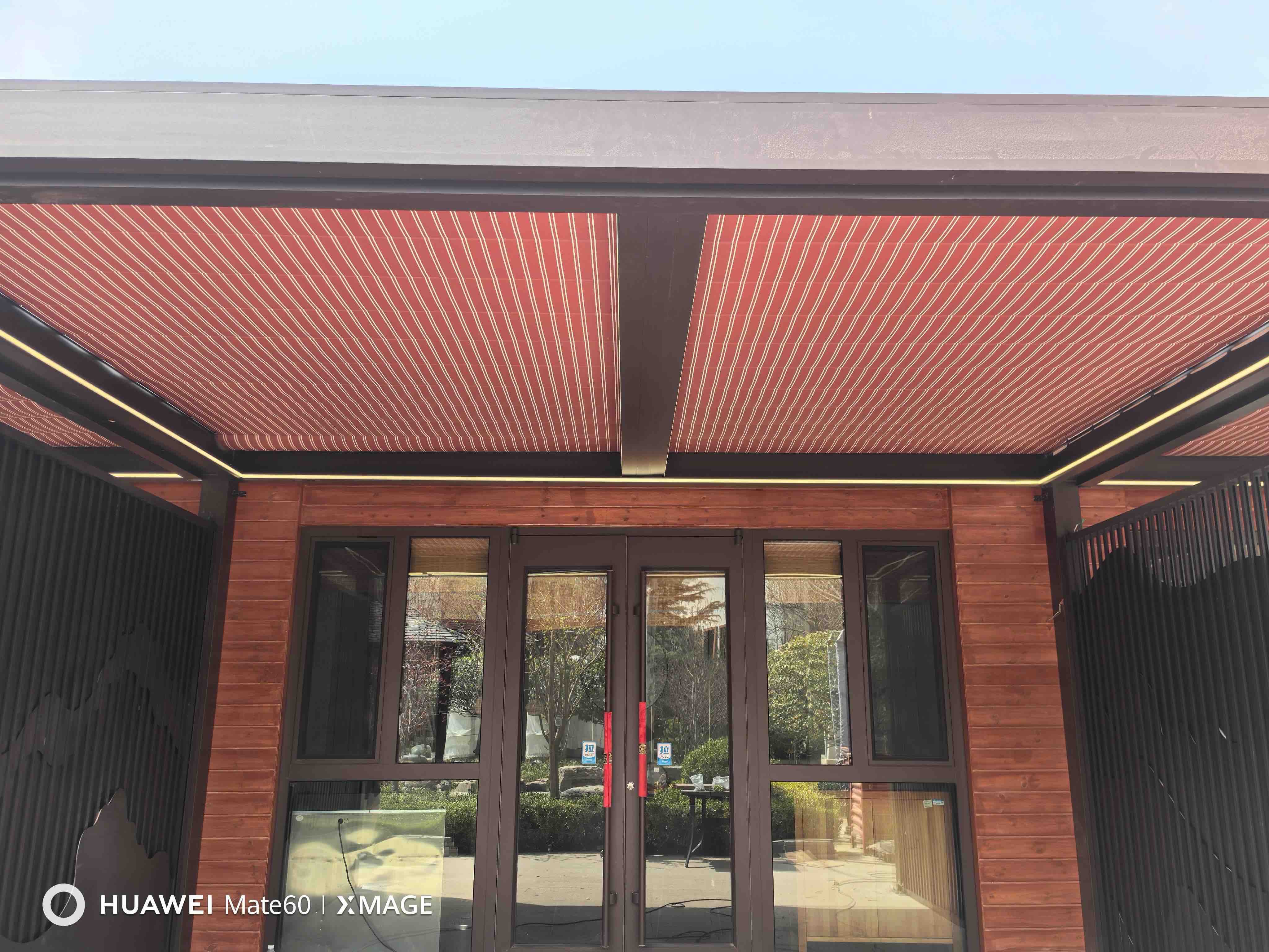 別墅庭院空間打造新趨勢：為何木質涼亭正悄然讓位給鋁合金折疊防雨涼亭？