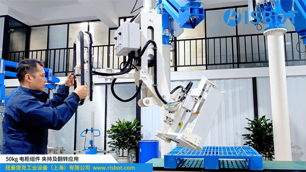 储能柜电气仓 - 气动抓取并翻转