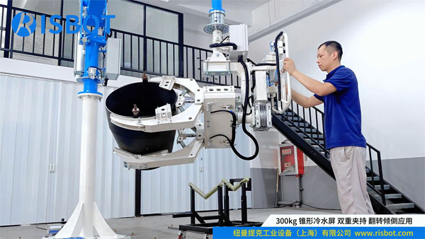 物料倾倒 - 气动夹持翻转180°