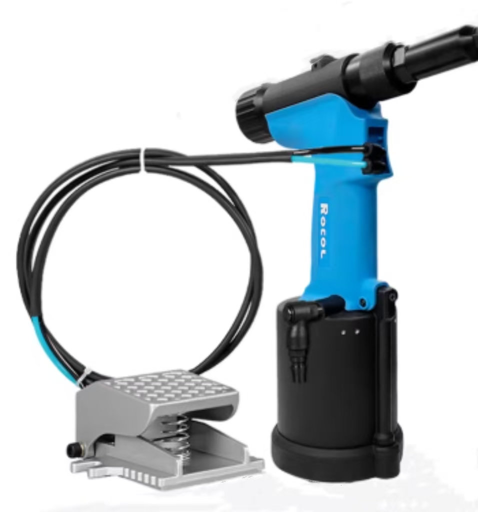 羅哥氣動(dòng)鉚釘槍腳踏觸發(fā)設(shè)計(jì)，為大型工廠年省電費(fèi)數(shù)十萬元