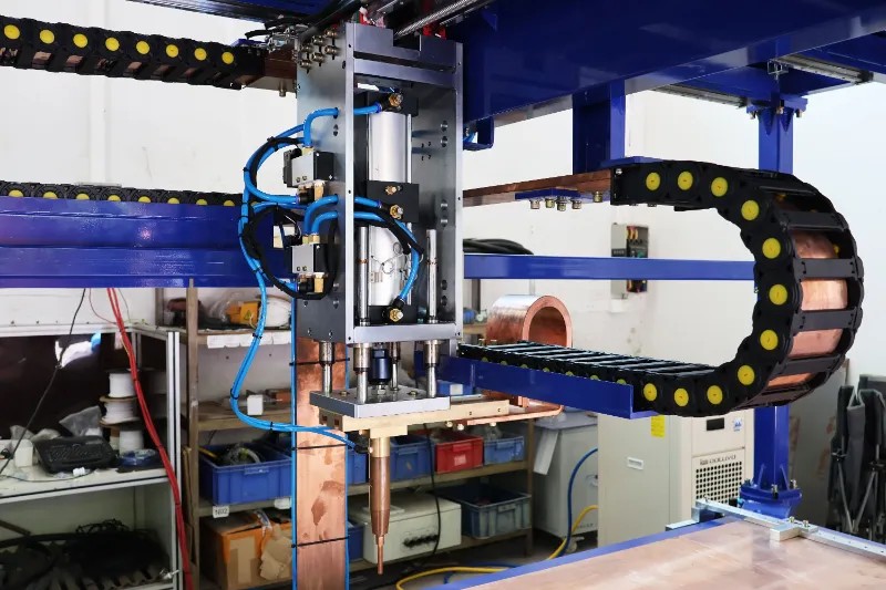 Door panel reinforcing gantry spot welding machine