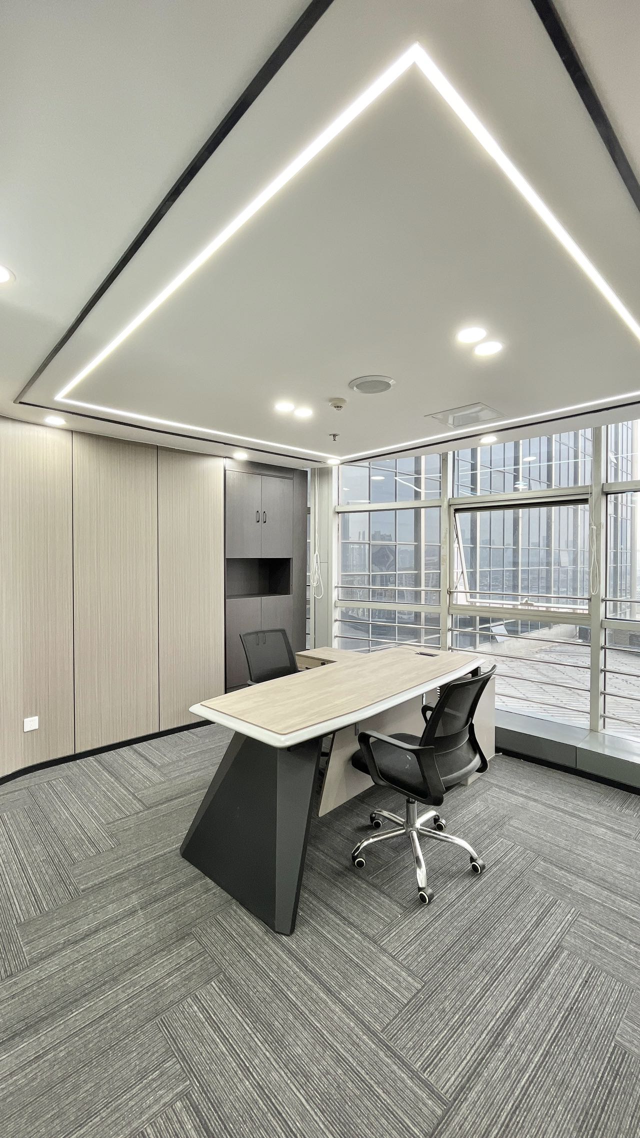 經(jīng)理室.jpg 經(jīng)理室.jpg