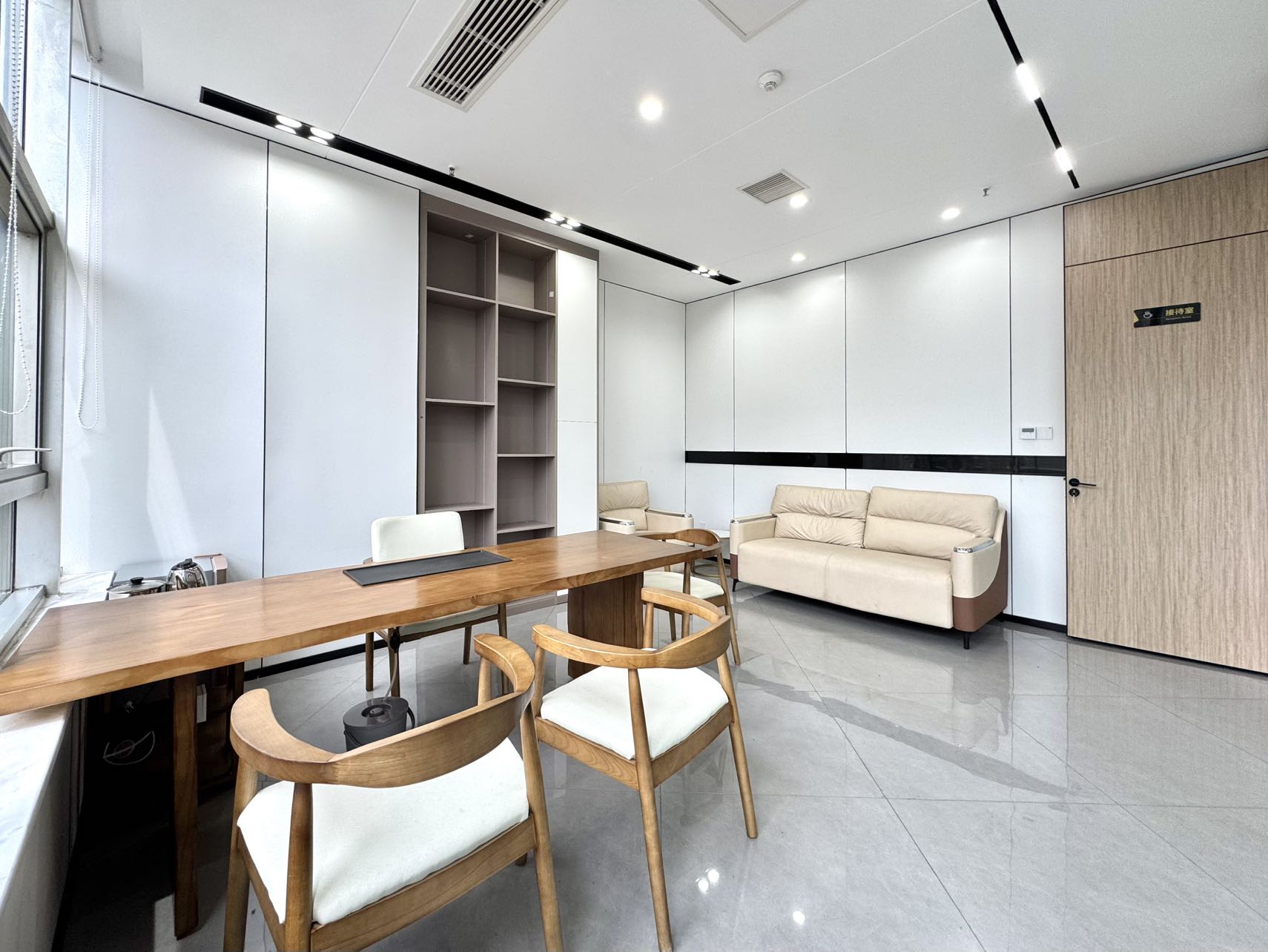 經(jīng)理室.jpg 經(jīng)理室.jpg