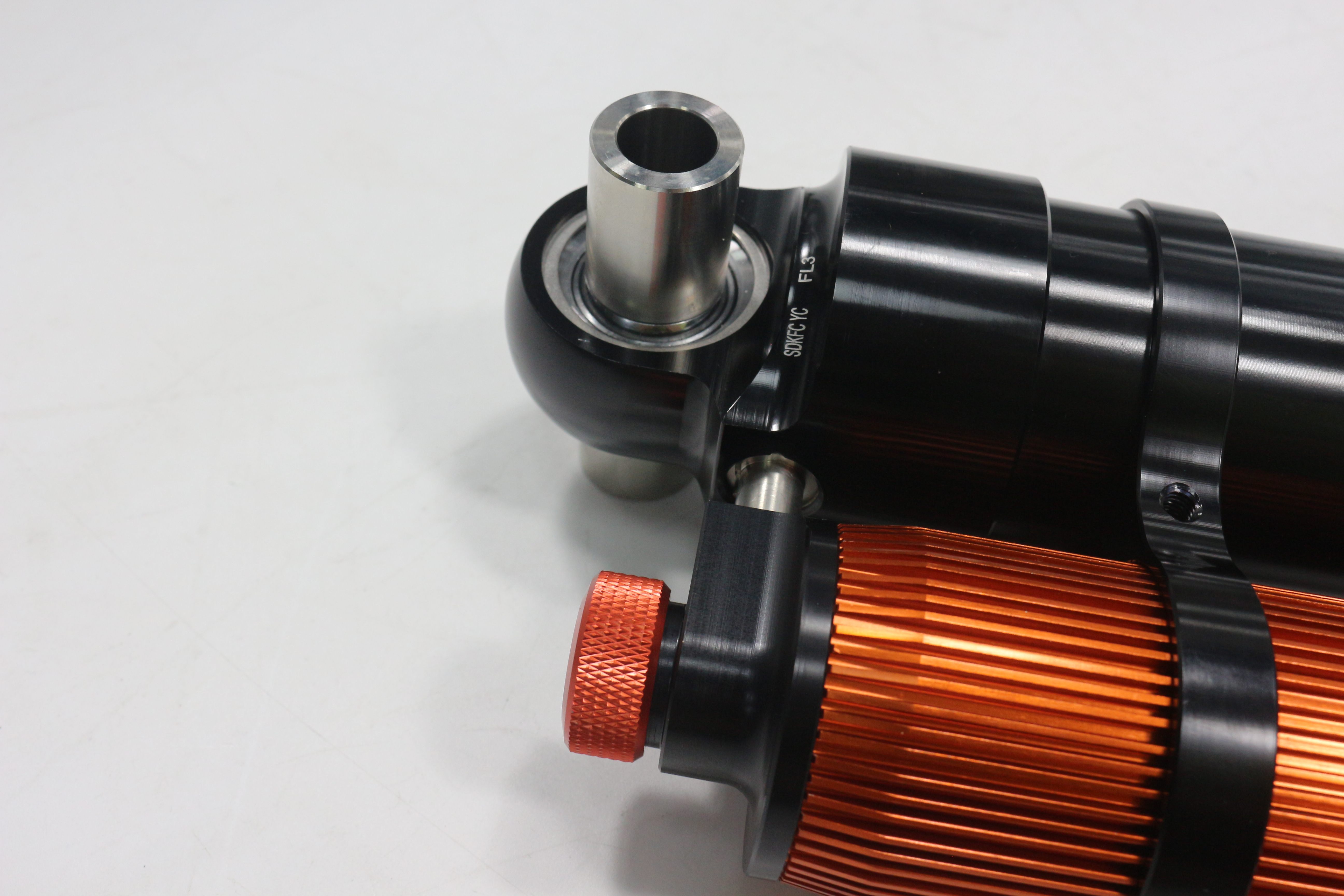 莫斯卡重型房車(chē)第二代有線電控氮?dú)鉁p震器