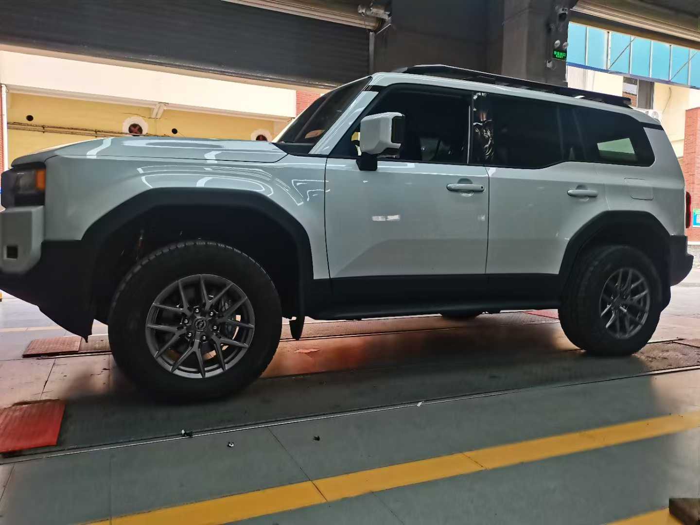 雙向調(diào)節(jié)氮?dú)鉁p震