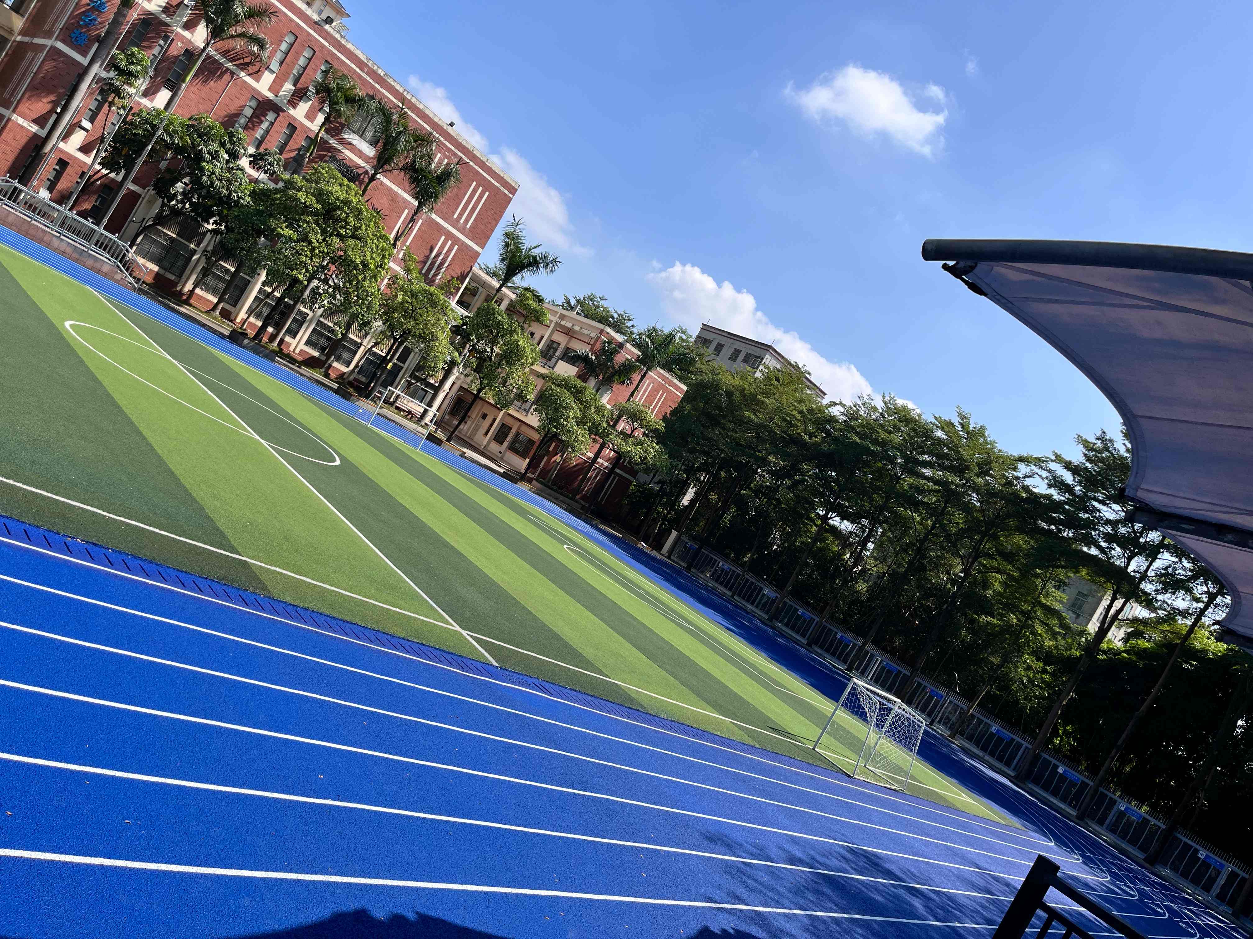深圳藍色混合型跑道完工效果