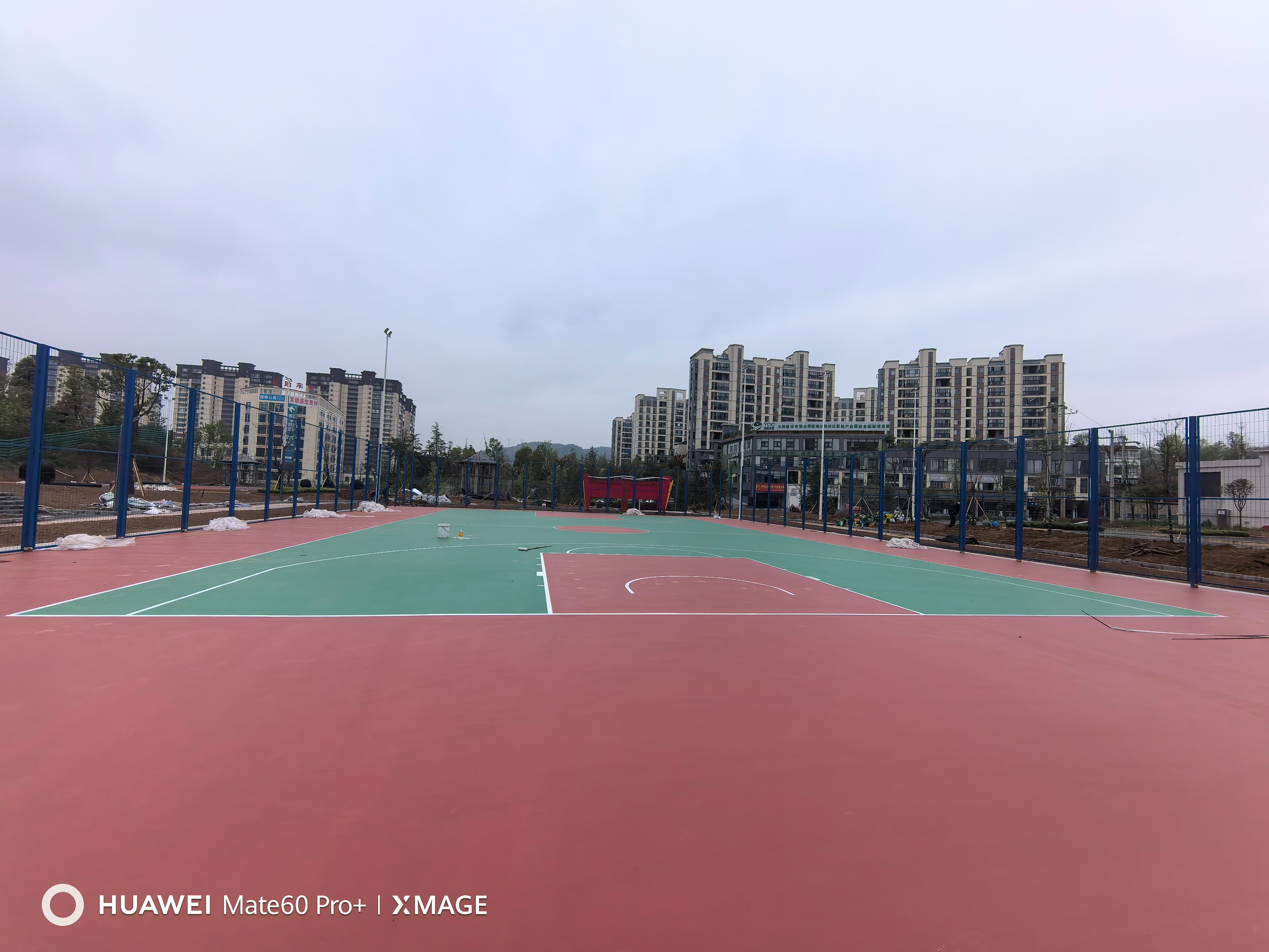 云南硅PU籃球場和乒乓球場完工