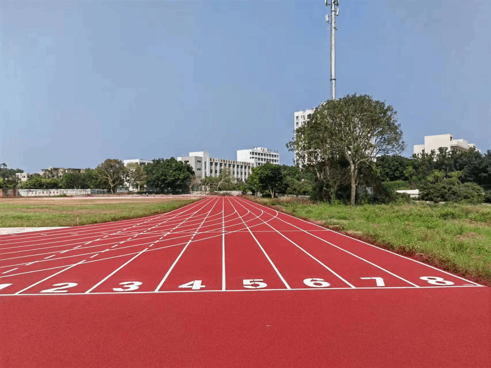 塑膠跑道建設(shè)：瀝青VS水泥基礎(chǔ)，哪種更適合你？