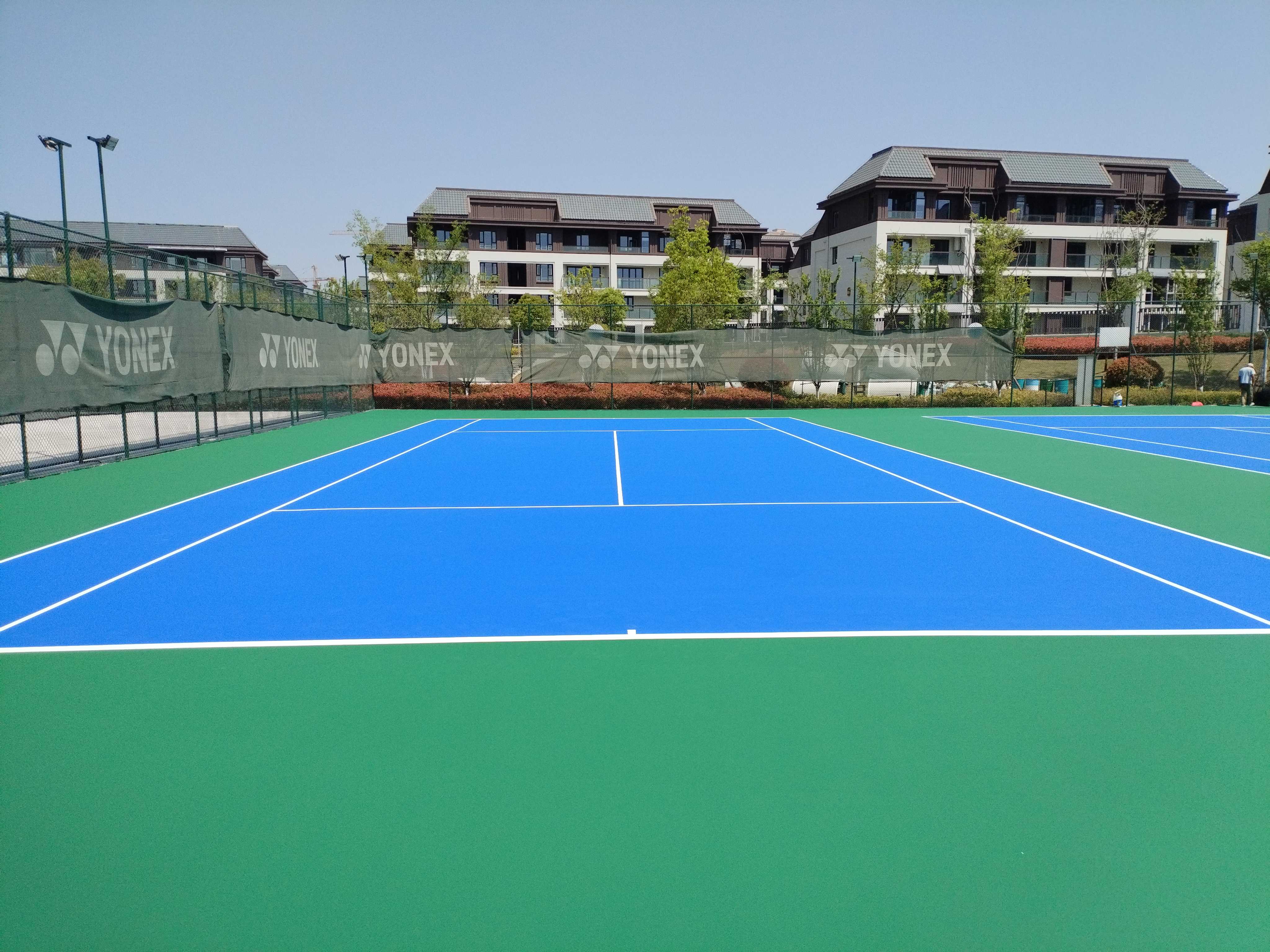 瀝青與水泥基礎(chǔ)球場建設(shè)：關(guān)注要點(diǎn)與實(shí)用建議