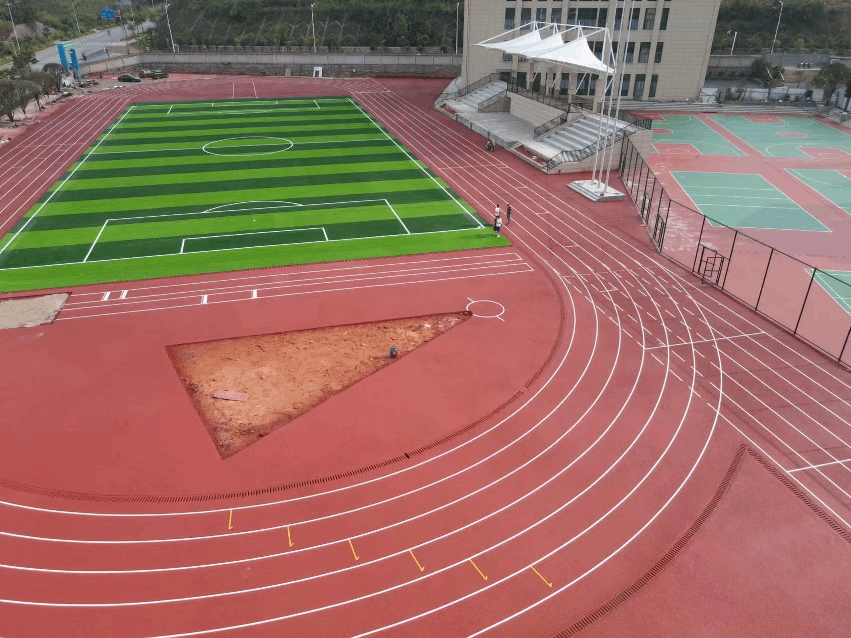 小學(xué)運動場怎么規(guī)劃？20年體育材料工廠，說說幾點關(guān)鍵