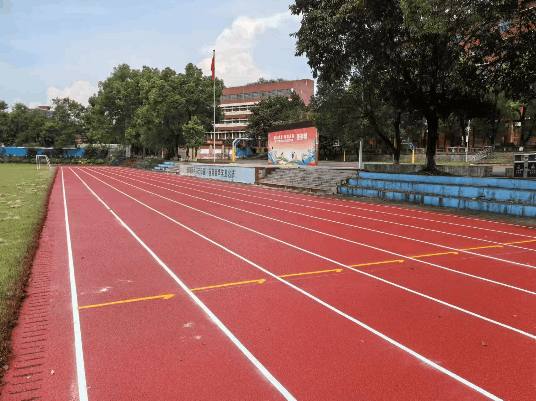 400米塑膠跑道，真的是你想象中那么簡(jiǎn)單嗎？ | 源頭工廠專業(yè)揭秘