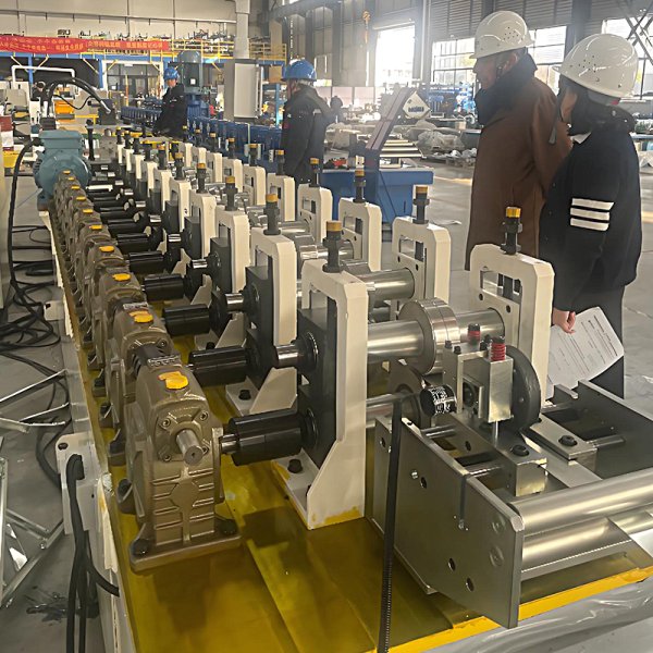 上海伺華全自動(dòng)V型輕鋼龍骨機(jī)設(shè)備