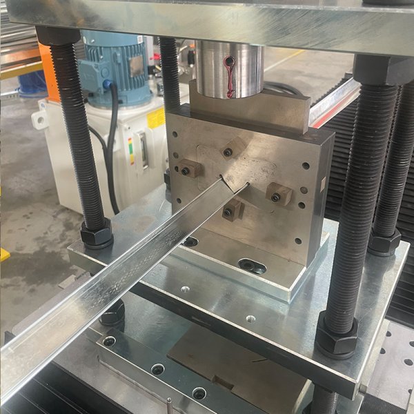 上海伺華全自動(dòng)V型輕鋼龍骨機(jī)設(shè)備