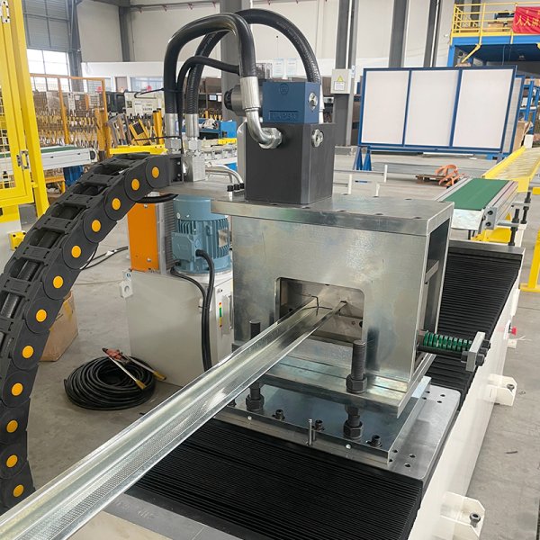 上海伺華高速U型全自動(dòng)輕鋼龍骨機(jī)