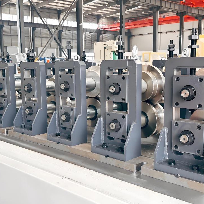 全自動(dòng)高速輕鋼成型機(jī)