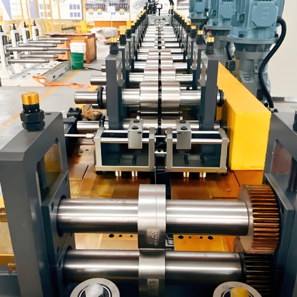 上海伺華全自動(dòng)輕鋼龍骨設(shè)備：自動(dòng)變換規(guī)格，帶領(lǐng)成型機(jī)新變革