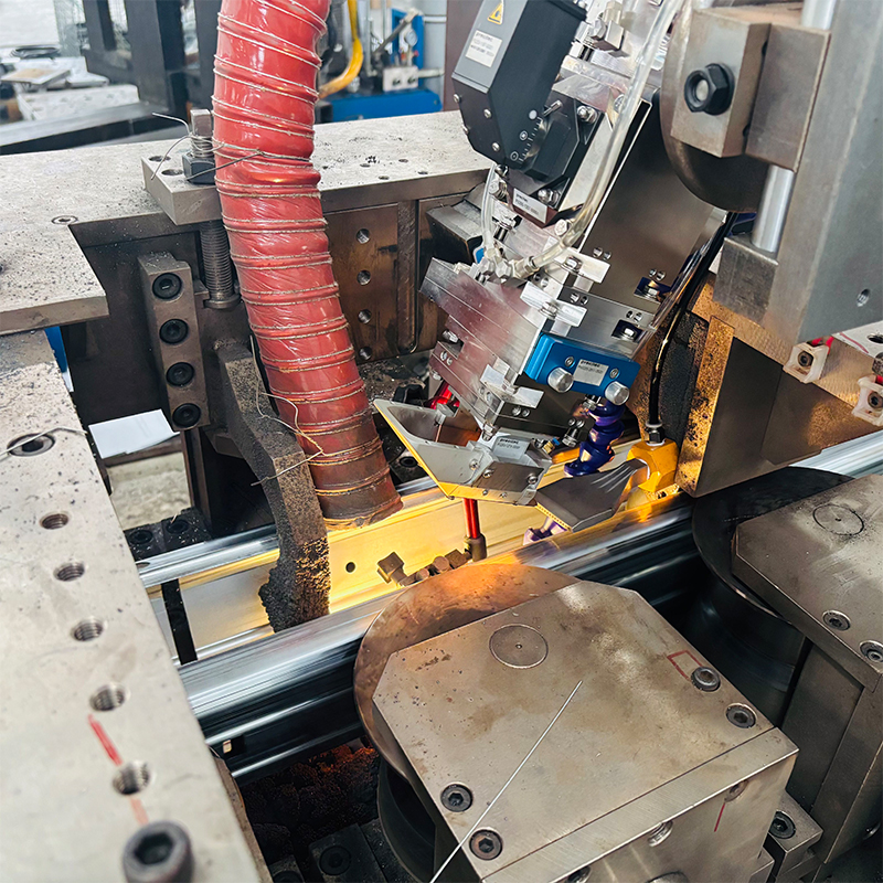 伺華B字型汽車底盤加強梁冷彎成型設(shè)備生產(chǎn)線案例分享