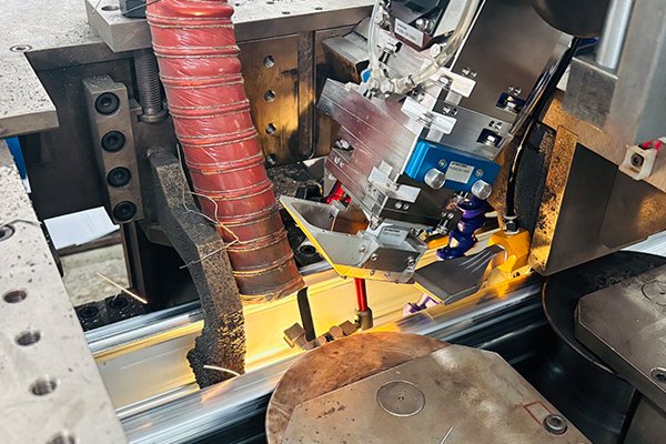 上海伺華汽車(chē)行業(yè) B 字梁生產(chǎn)線：重塑汽車(chē)制造高效創(chuàng)新