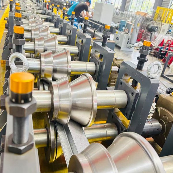 泰山卡式主骨成型設(shè)備