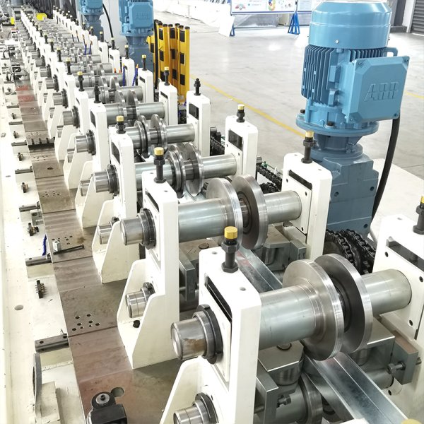 9 軸伺服賦能！上海伺華太陽能支架冷彎成型設(shè)備生產(chǎn)線，換型快精度高