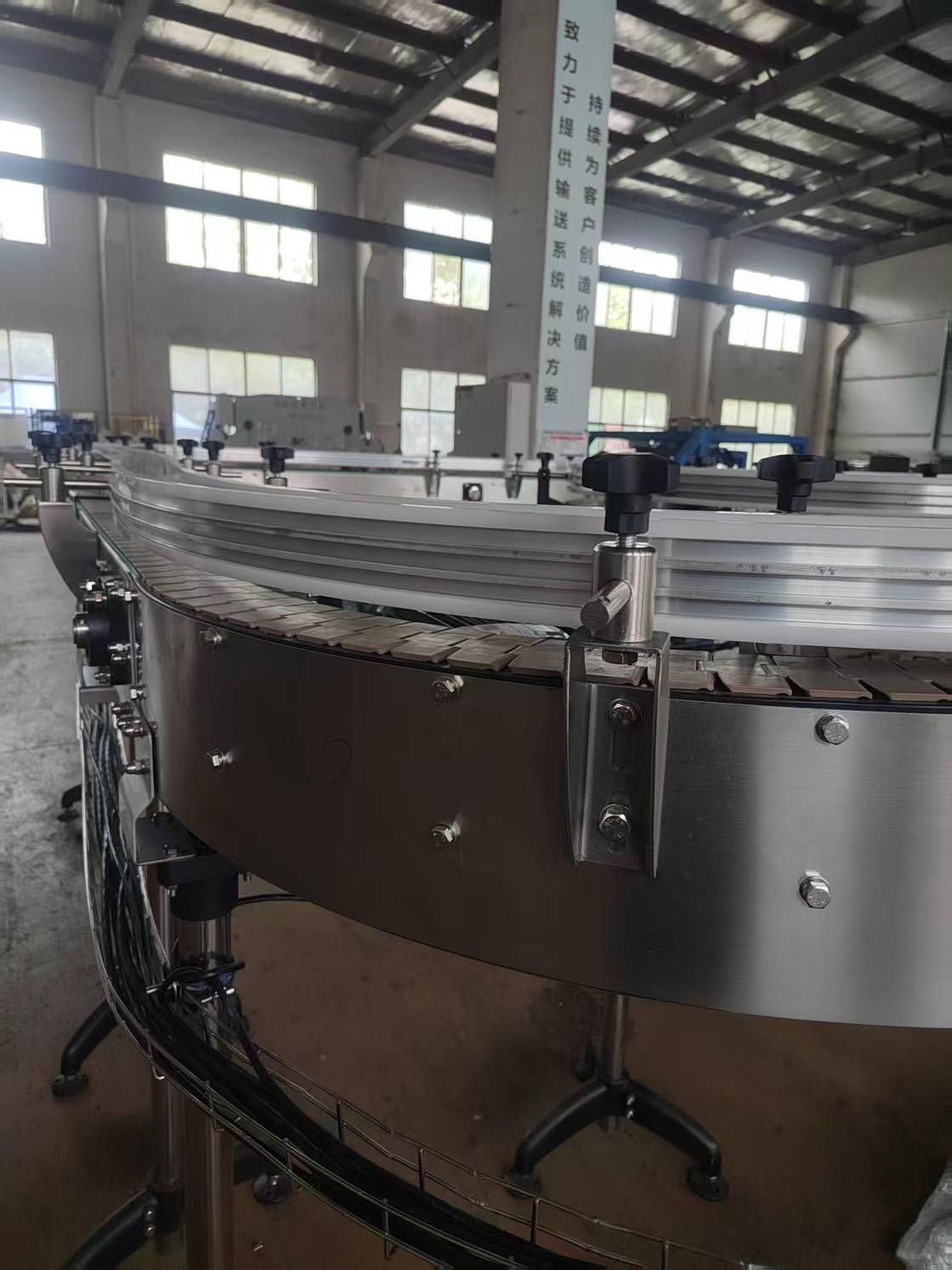 巴基斯坦飲料鏈板輸送機系統。