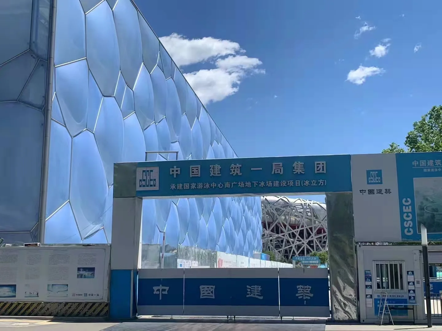 水立方是2008年北京奧運(yùn)會(huì)的標(biāo)志性場(chǎng)館，承擔(dān)了游泳、跳水、花樣游泳等水上比賽項(xiàng)目。而在2022年北京冬奧會(huì)期間，水立方變身為冰立方，成為冰壺比賽的場(chǎng)館。這種轉(zhuǎn)換是通過在原有的游泳池上搭建可轉(zhuǎn)換鋼結(jié)構(gòu)和安裝可拆裝制冰系統(tǒng)來(lái)實(shí)現(xiàn)的。冰立方成為世界上一個(gè)水上項(xiàng)目和冰上項(xiàng)目都能運(yùn)行的雙奧場(chǎng)館。