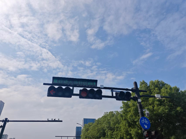 杭州3文字待行區(qū)指示牌型號(hào)齊全 誠(chéng)信經(jīng)營(yíng) 浙江芯源交通電子供應(yīng)