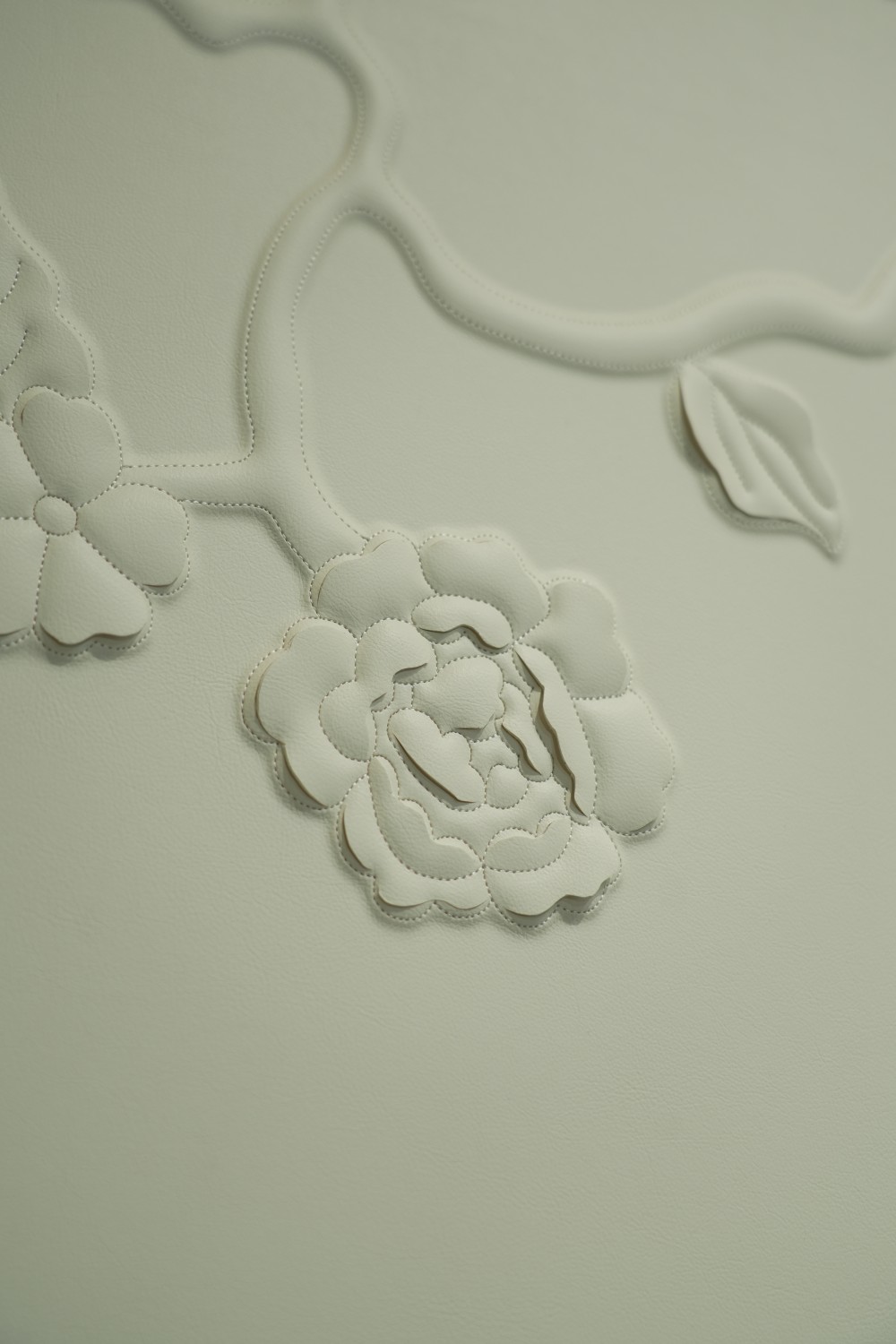 3D Carved Floral Leather Hard Wall Panel, Curved‑Compatible Cut‑Out Flower Wall Panel for Luxury Accent Wall