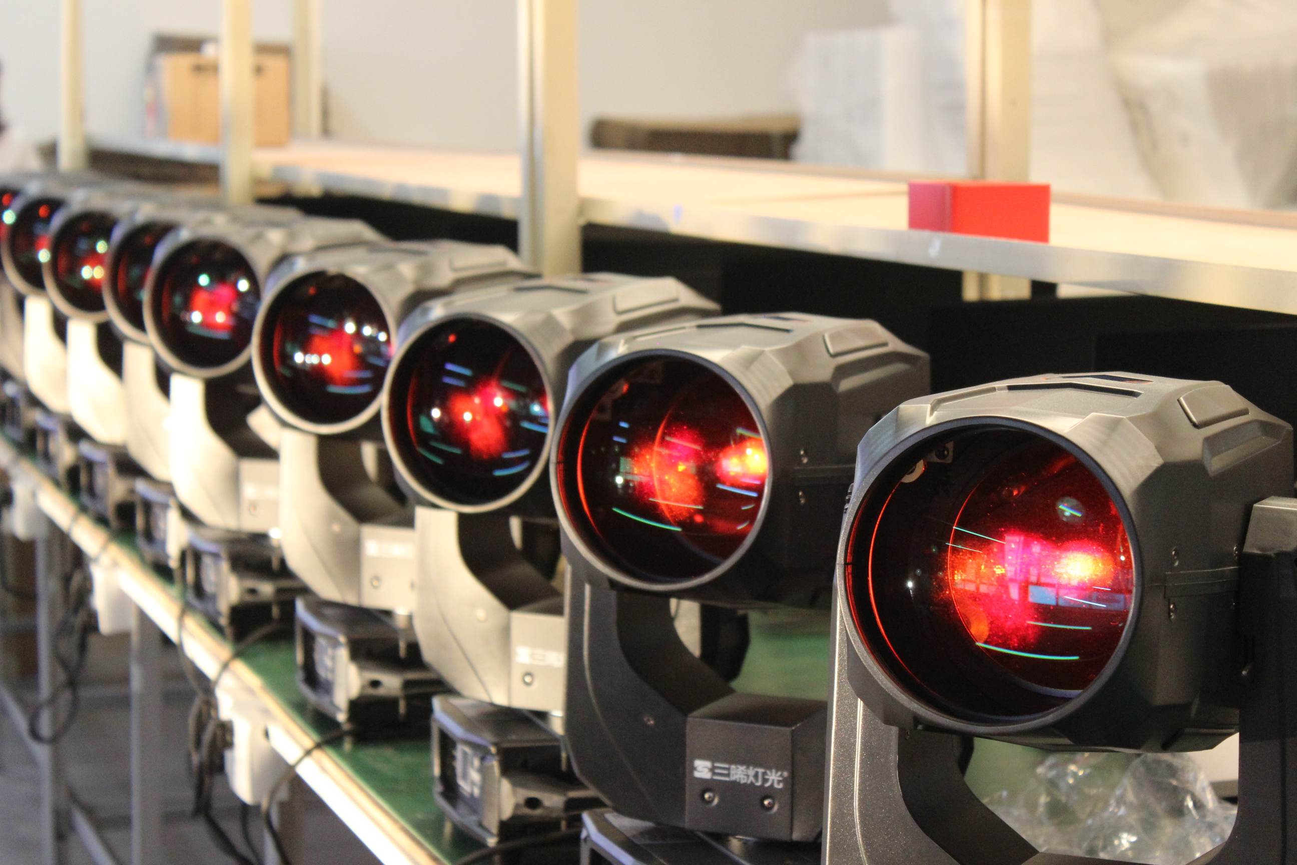 舞臺燈光設(shè)備廠家三晞燈光：如何為您的演出打造專業(yè)光影效果