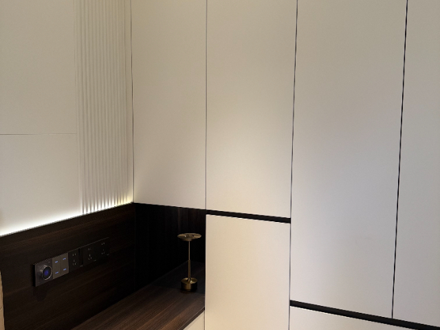 上海現(xiàn)代風衣柜生產(chǎn)廠家 服務為先 上海雅茜詩智能家居供應