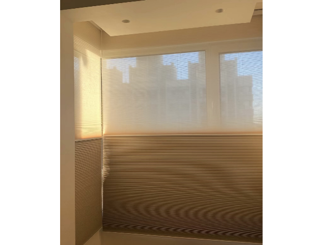 东莞阳台防风挡雨卷帘供应公司 真诚推荐 深圳市达丽雅装饰制品供应;