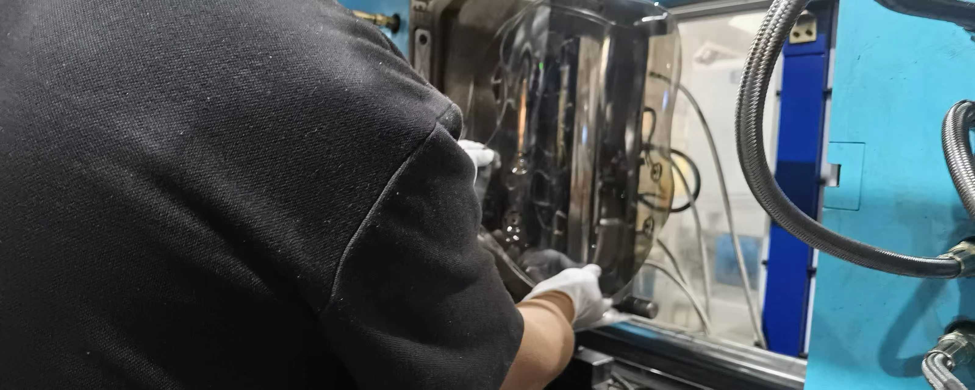 Tea-colored windshield workshop Tea-colored windshield workshop