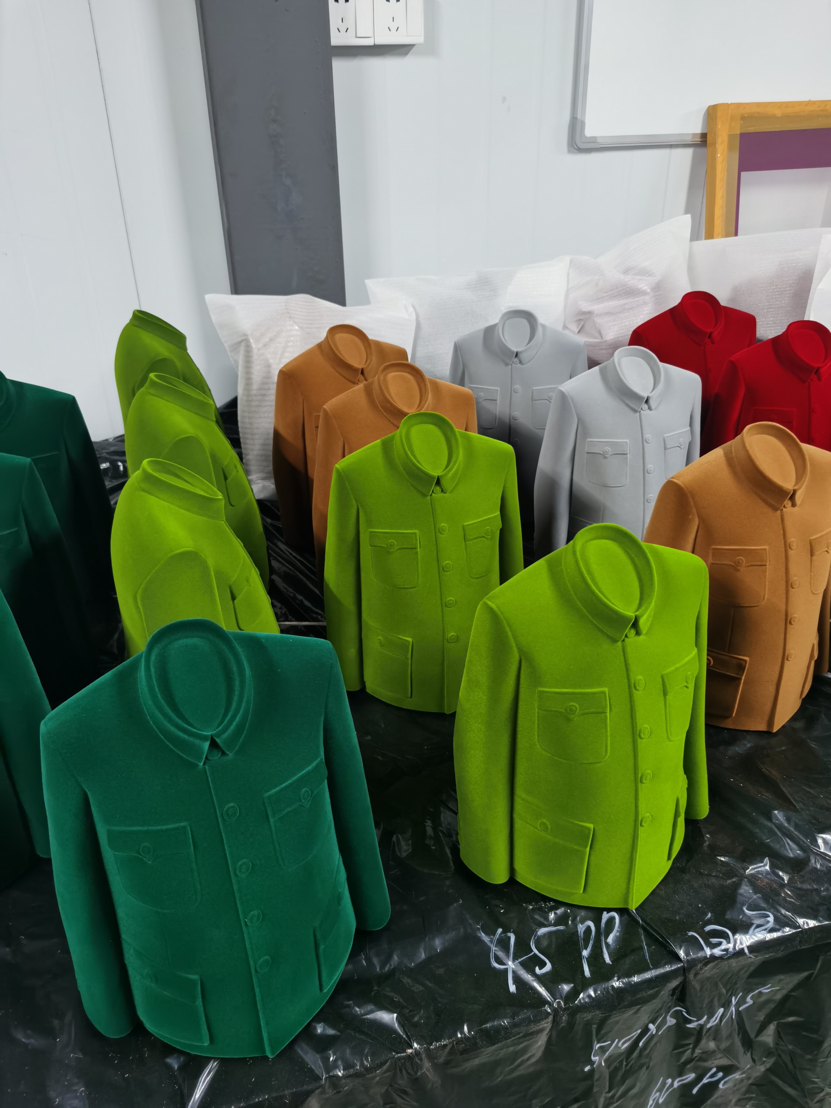 植絨工藝品：中山裝