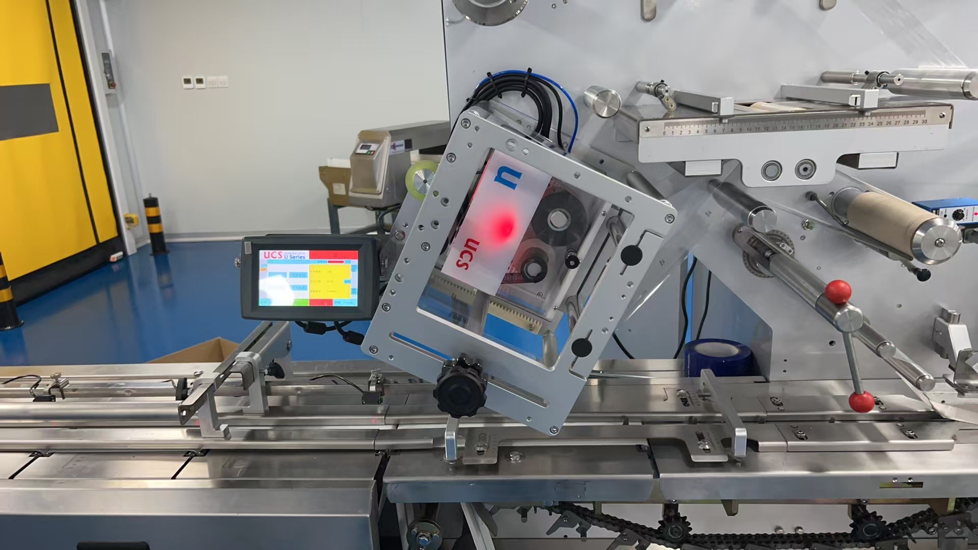 U系列熱轉(zhuǎn)印打碼機(jī)配套高速枕式包裝機(jī)