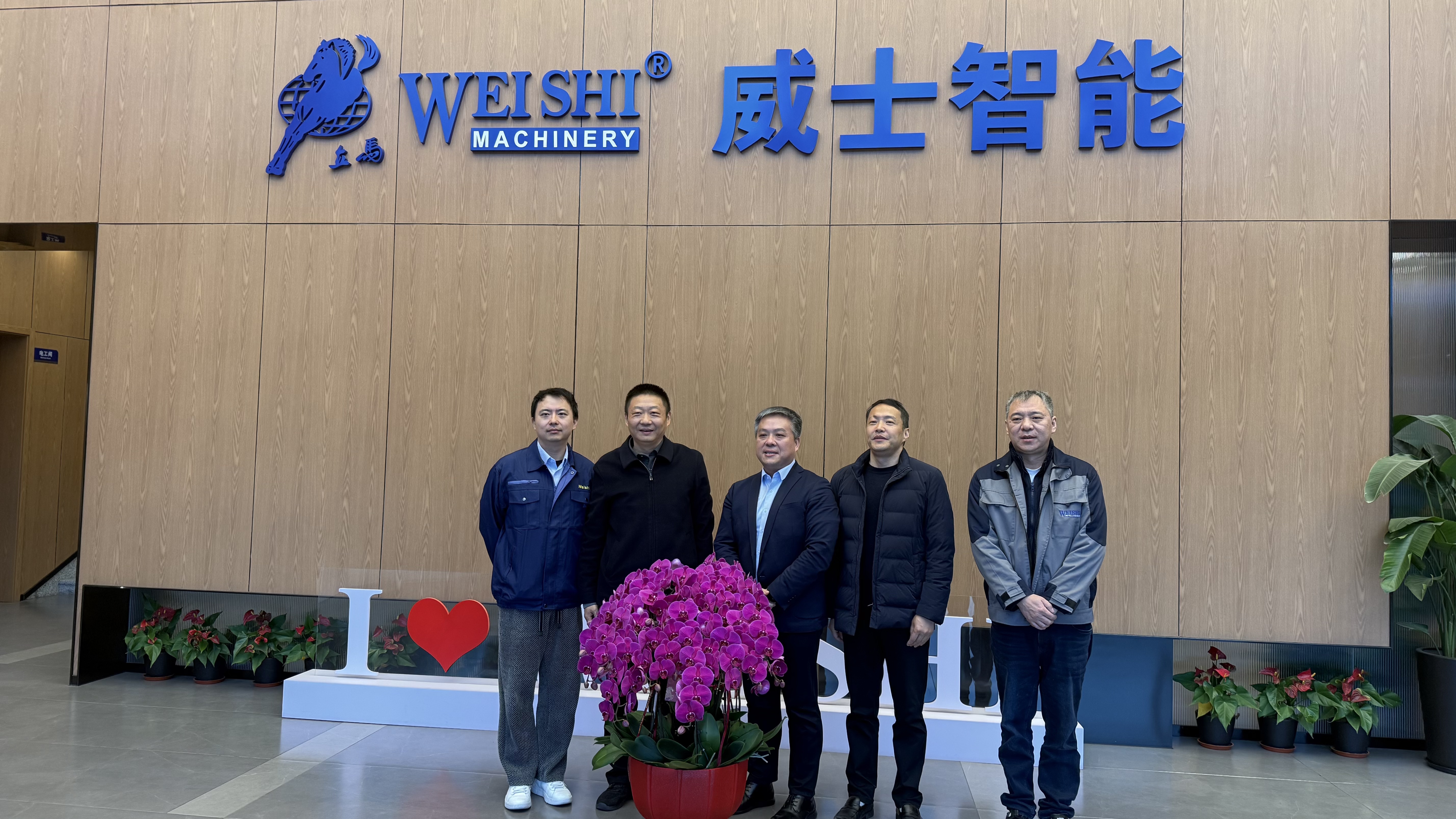 威士機(jī)械與常州武進(jìn)區(qū)紀(jì)委書記新年合影留念