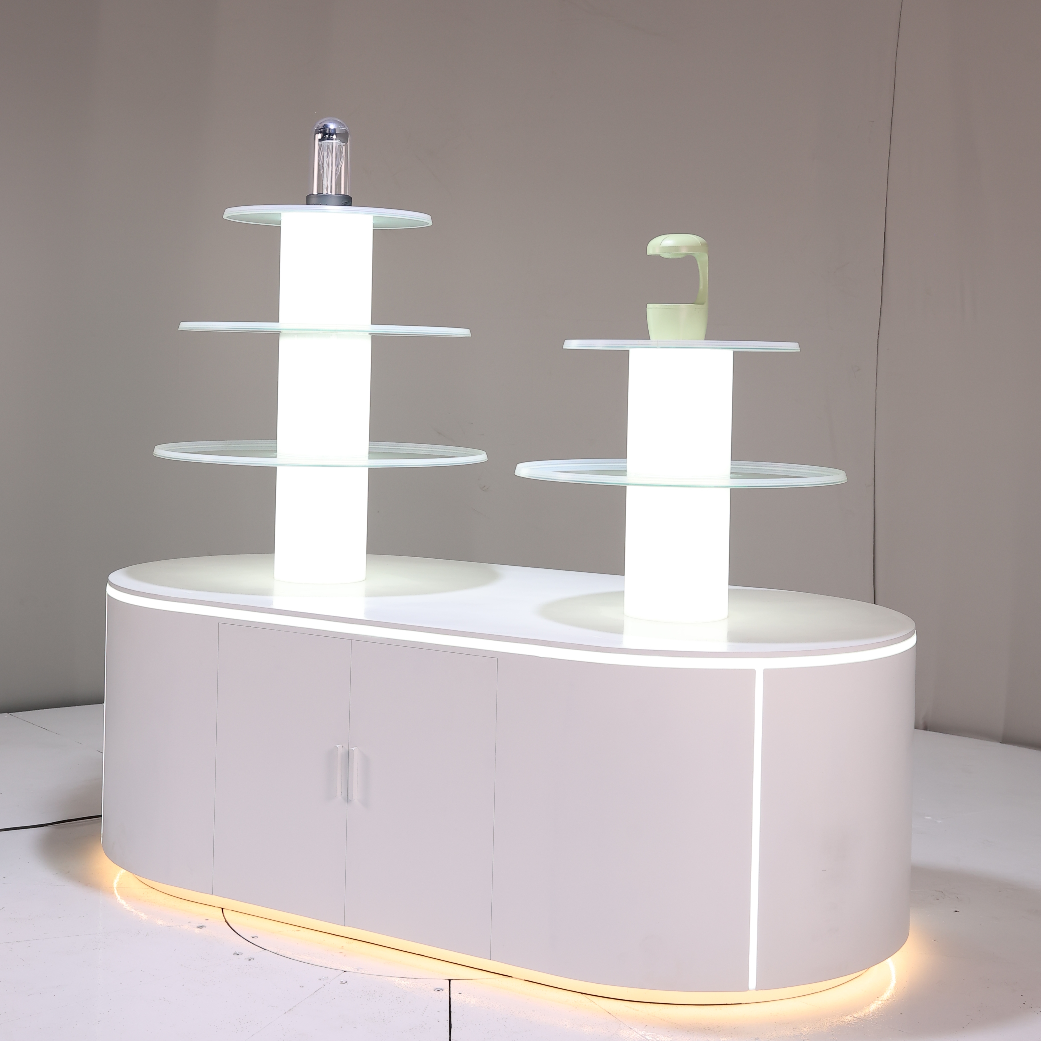 服飾旋轉(zhuǎn)展臺定制，立體呈現(xiàn)穿搭，眾莘廠家專屬服務(wù)