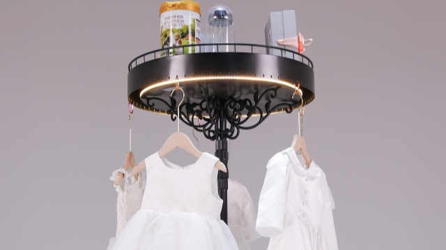 成都专卖店回转展台定制,商品展示