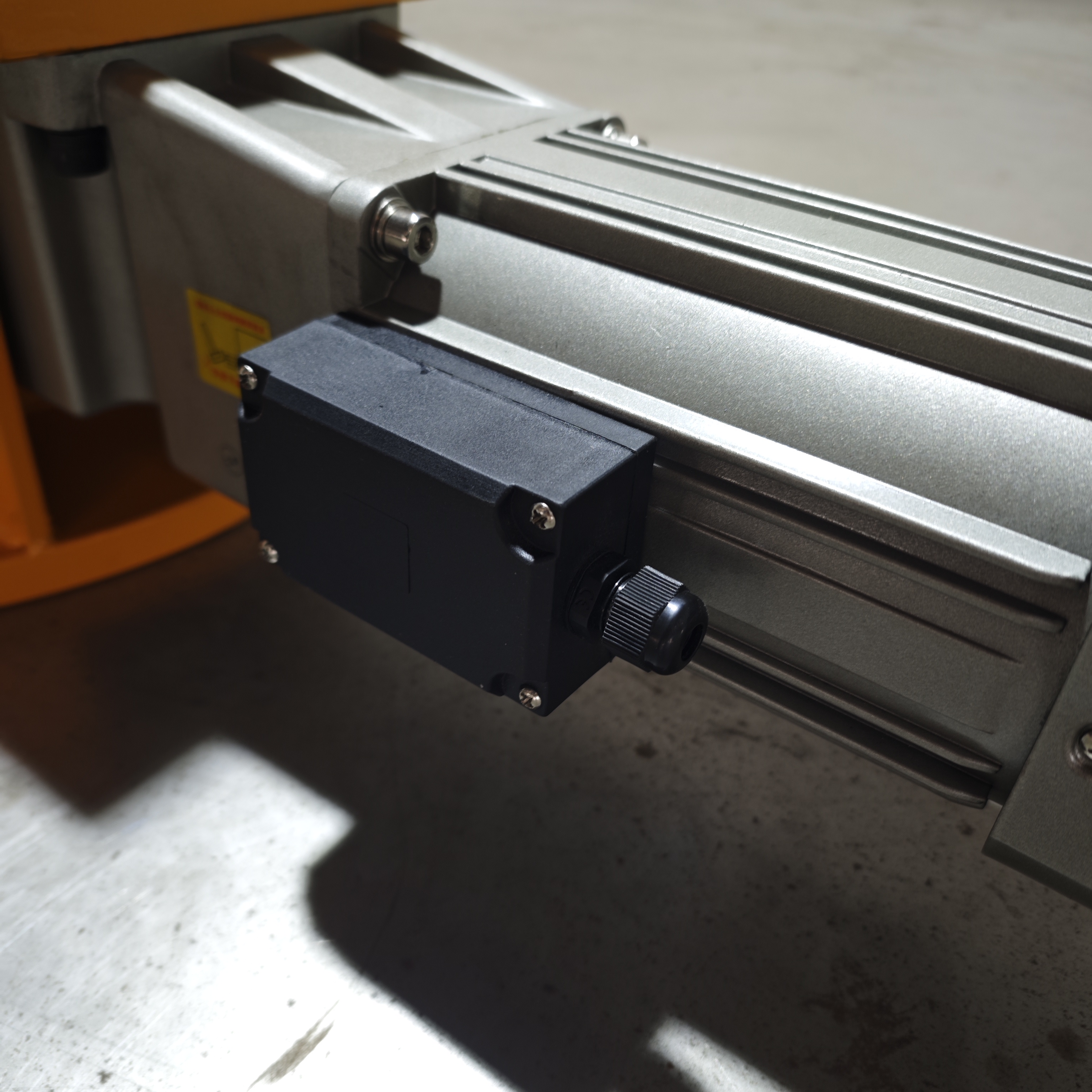 Single-axis electric rotary platform uses a geared motor.