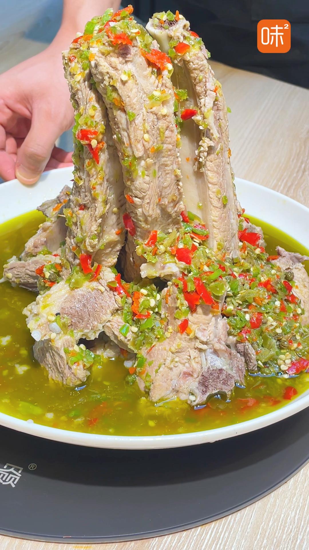 一鍋端火山排骨，酸辣開胃秒光盤