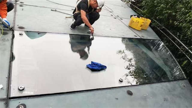 蜘蛛人更換玻璃方案多少錢 服務(wù)為先 深圳市高空潔美高空建筑服務(wù)供應(yīng)