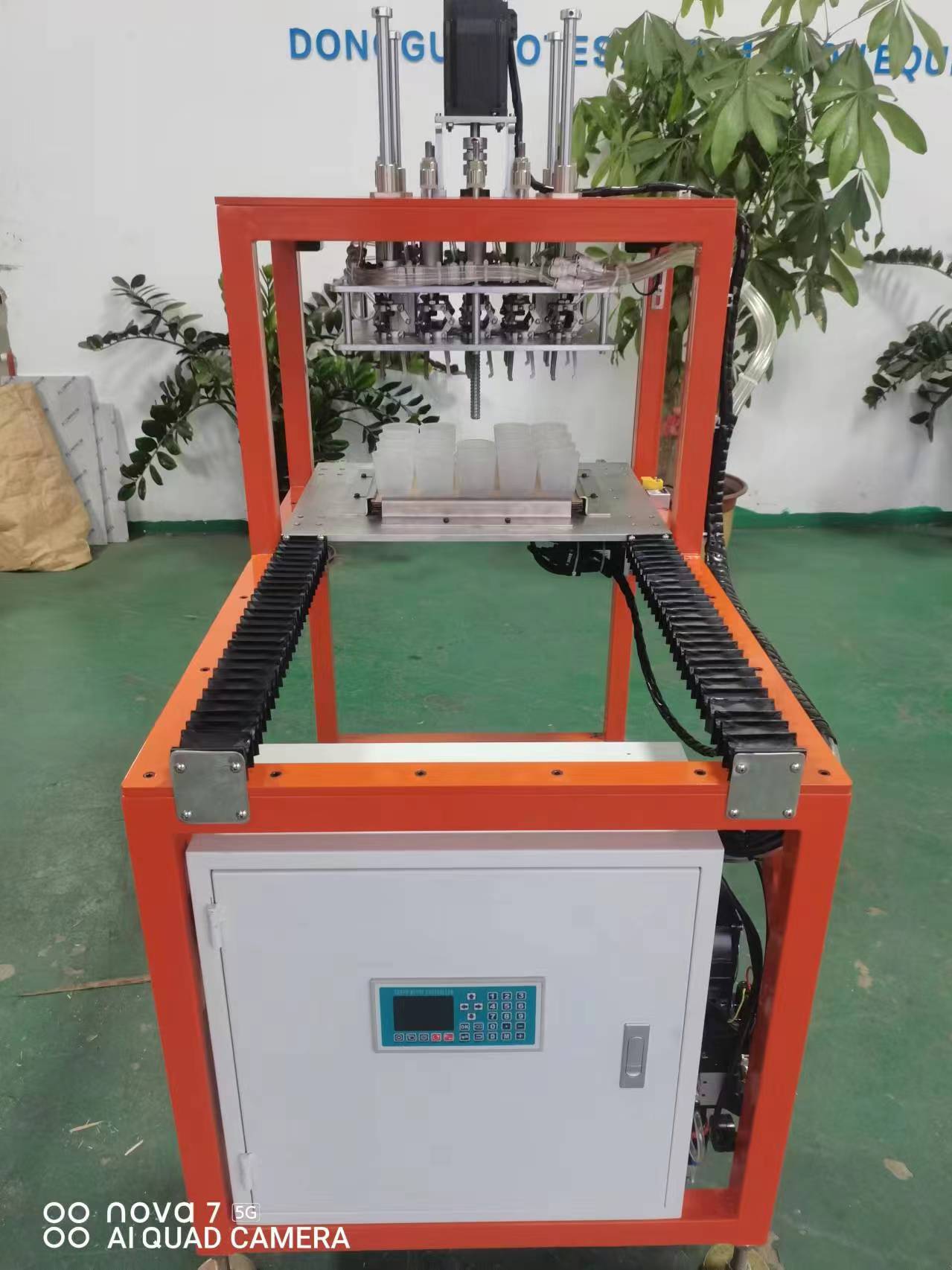 美妝蛋粉撲半自動(dòng)注料和拔料機(jī)