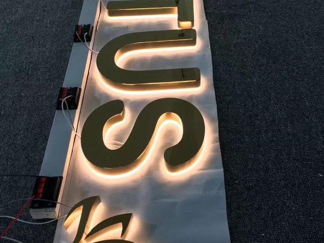 蘇州樓頂發(fā)光字上門安裝 蘇州優(yōu)冠標識供應(yīng);