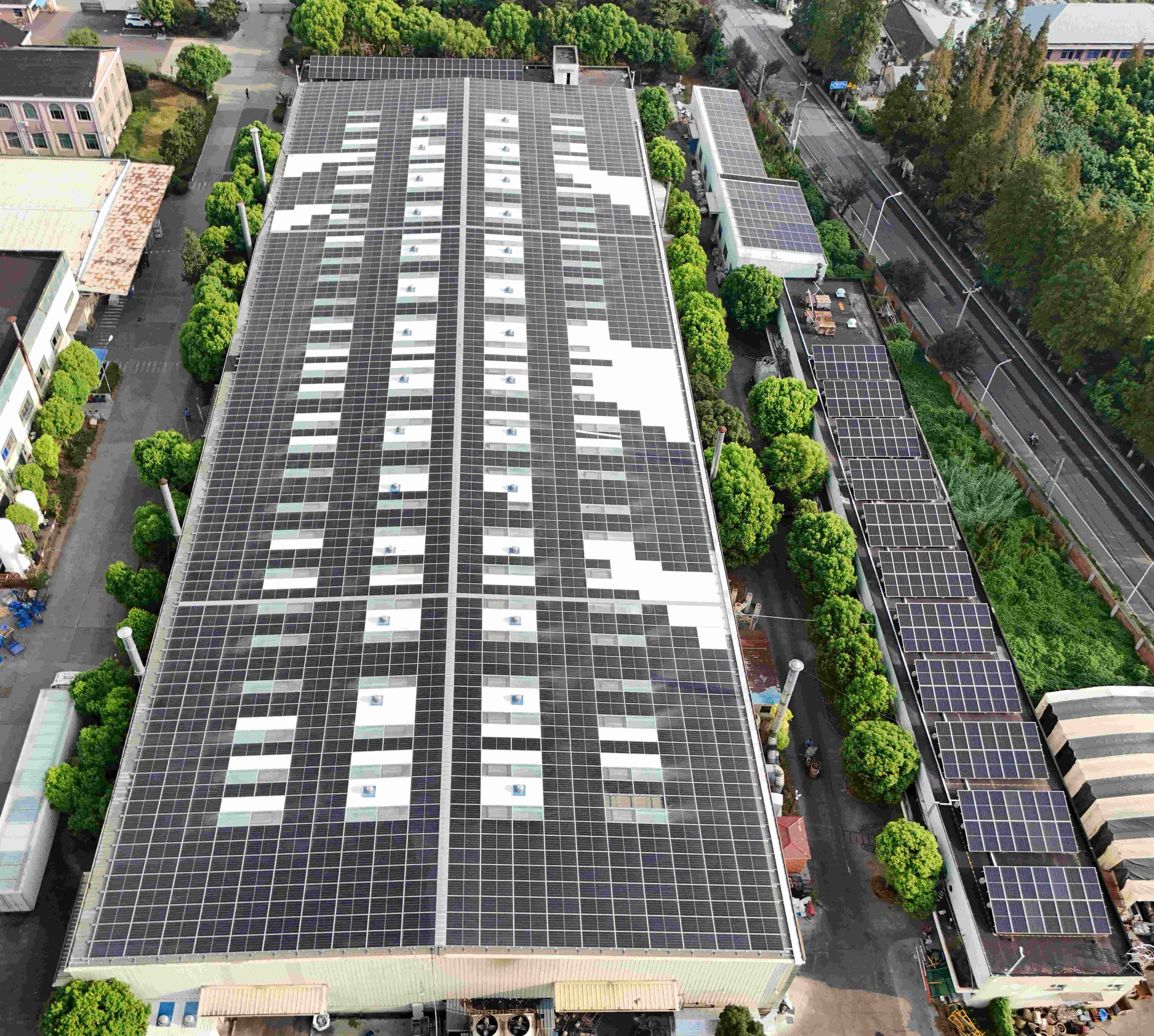 工廠水泥屋頂光伏電站安裝：綠色轉型的“屋頂淘金術”