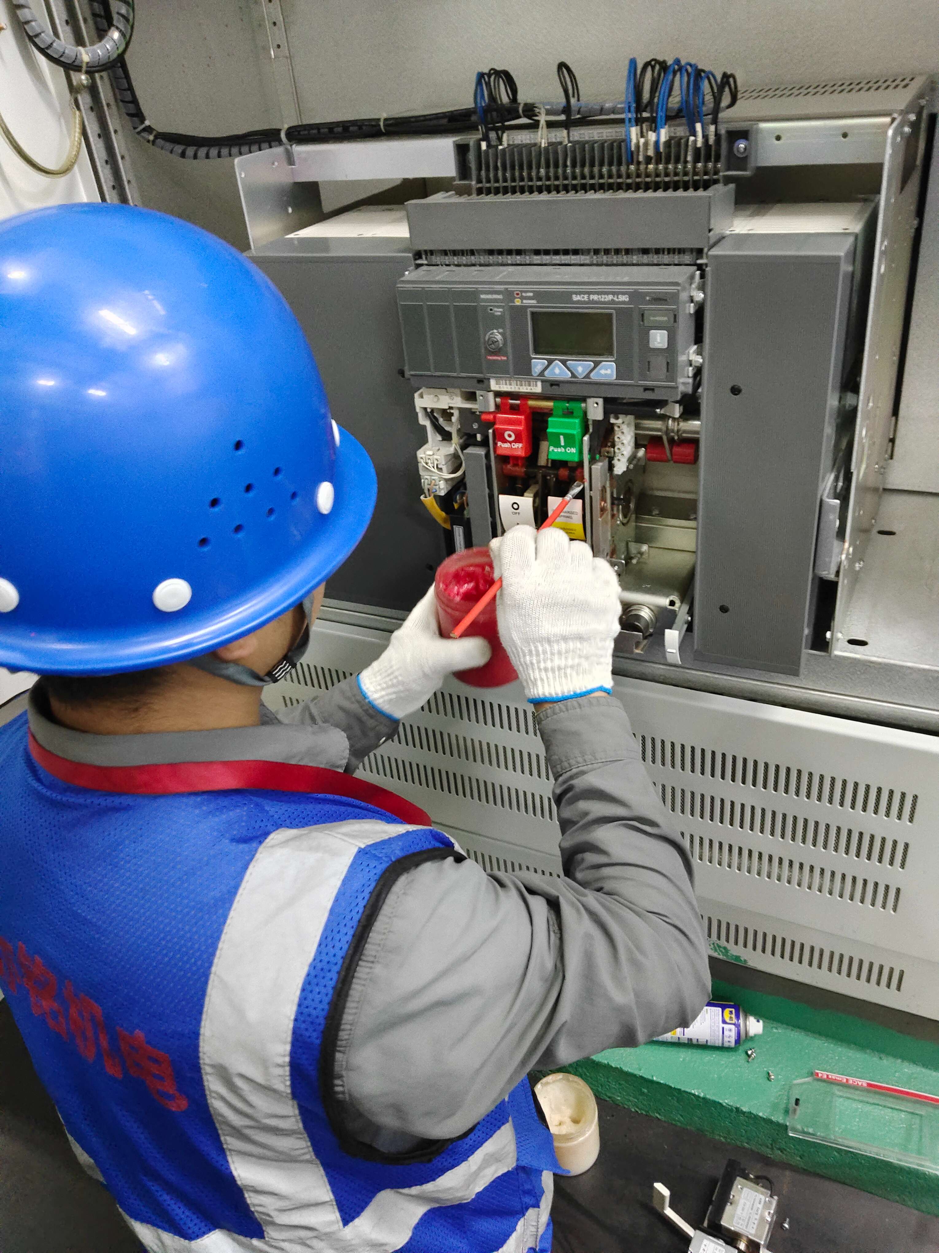 低压柜维保试验图片