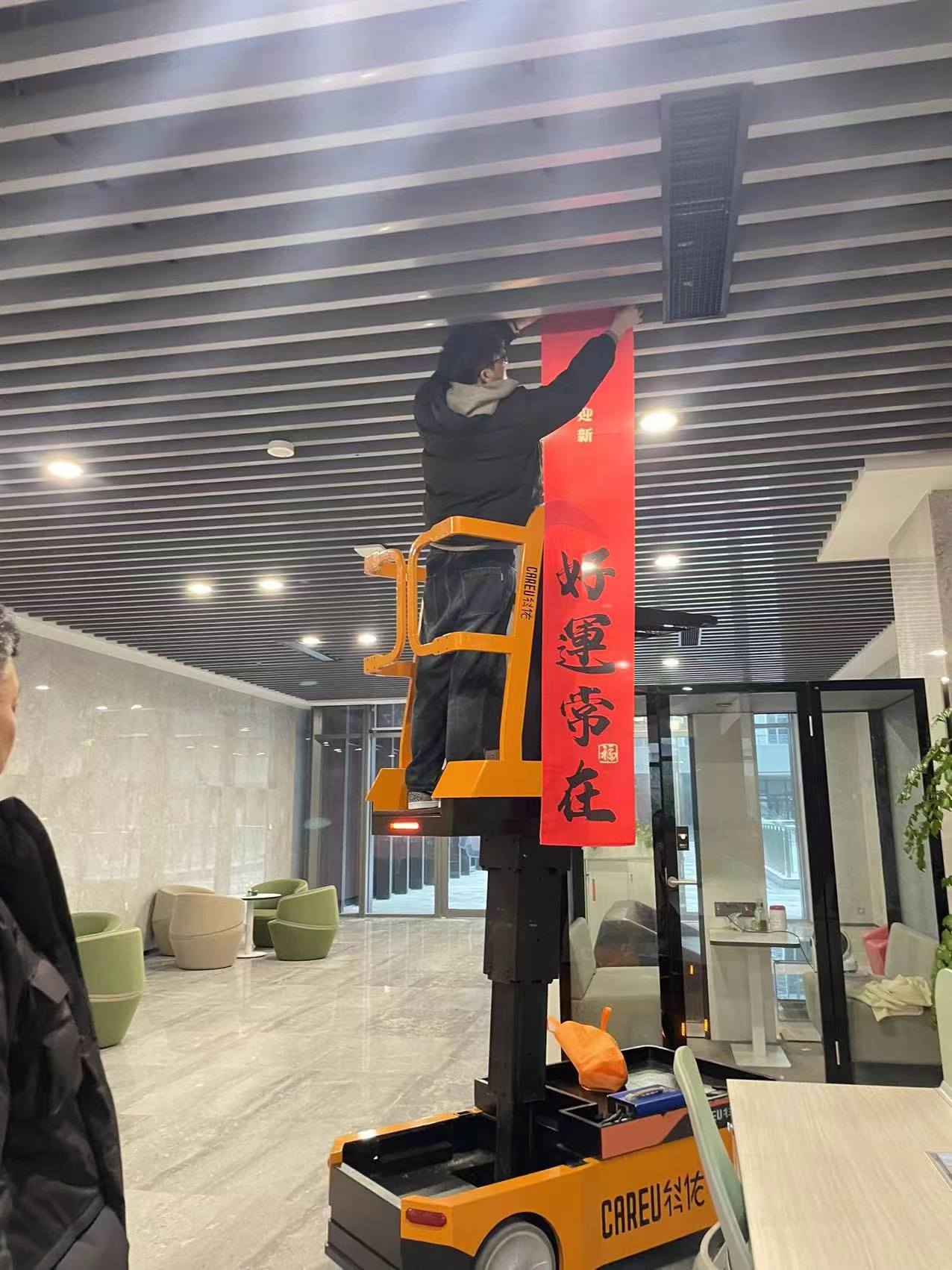 多功能登高車助力圖書館打造便捷的閱讀環(huán)境