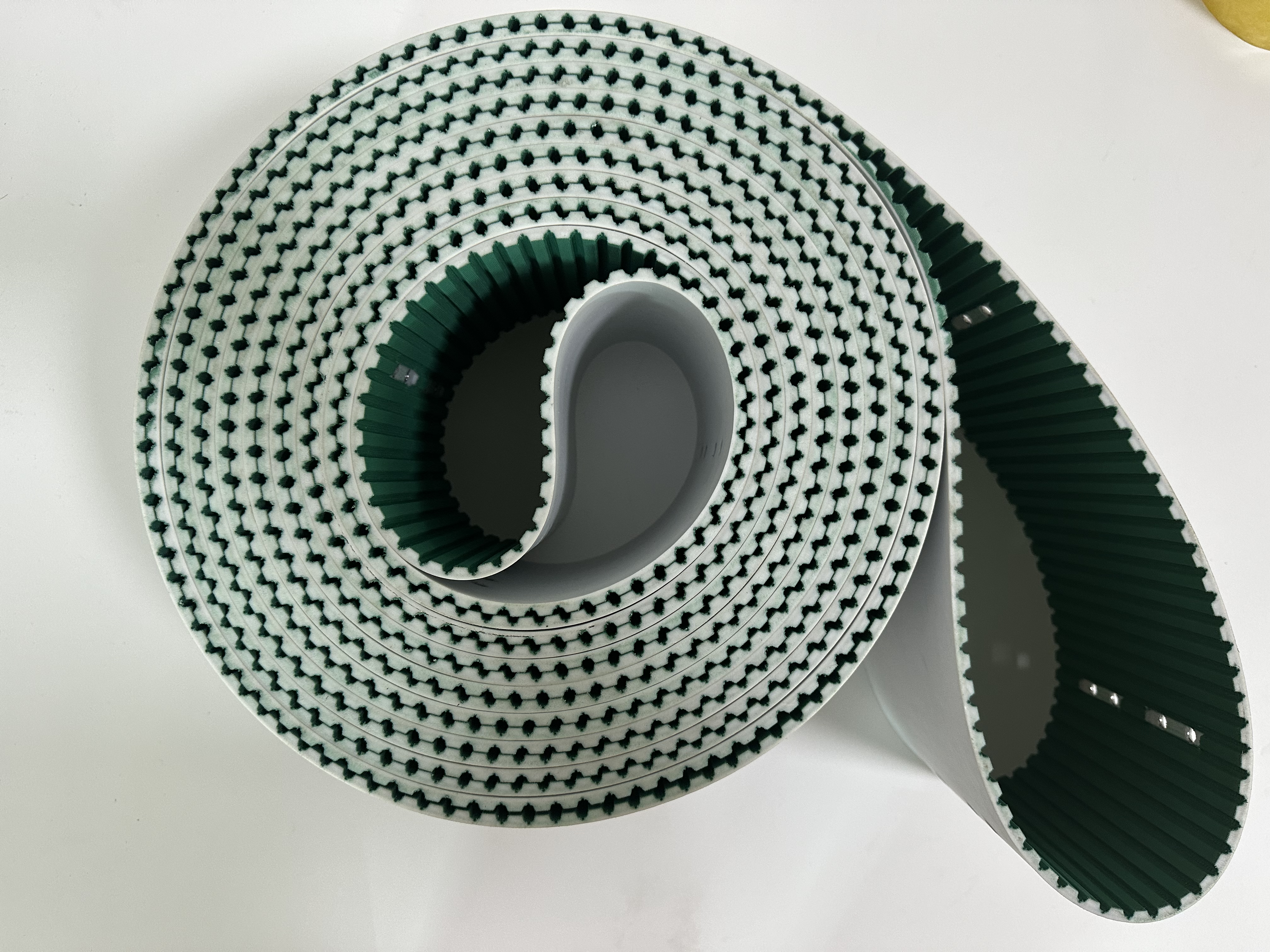 聚氨酯同步帶為什么被廣泛應(yīng)用于各種工業(yè)設(shè)備和機(jī)械系統(tǒng)中？