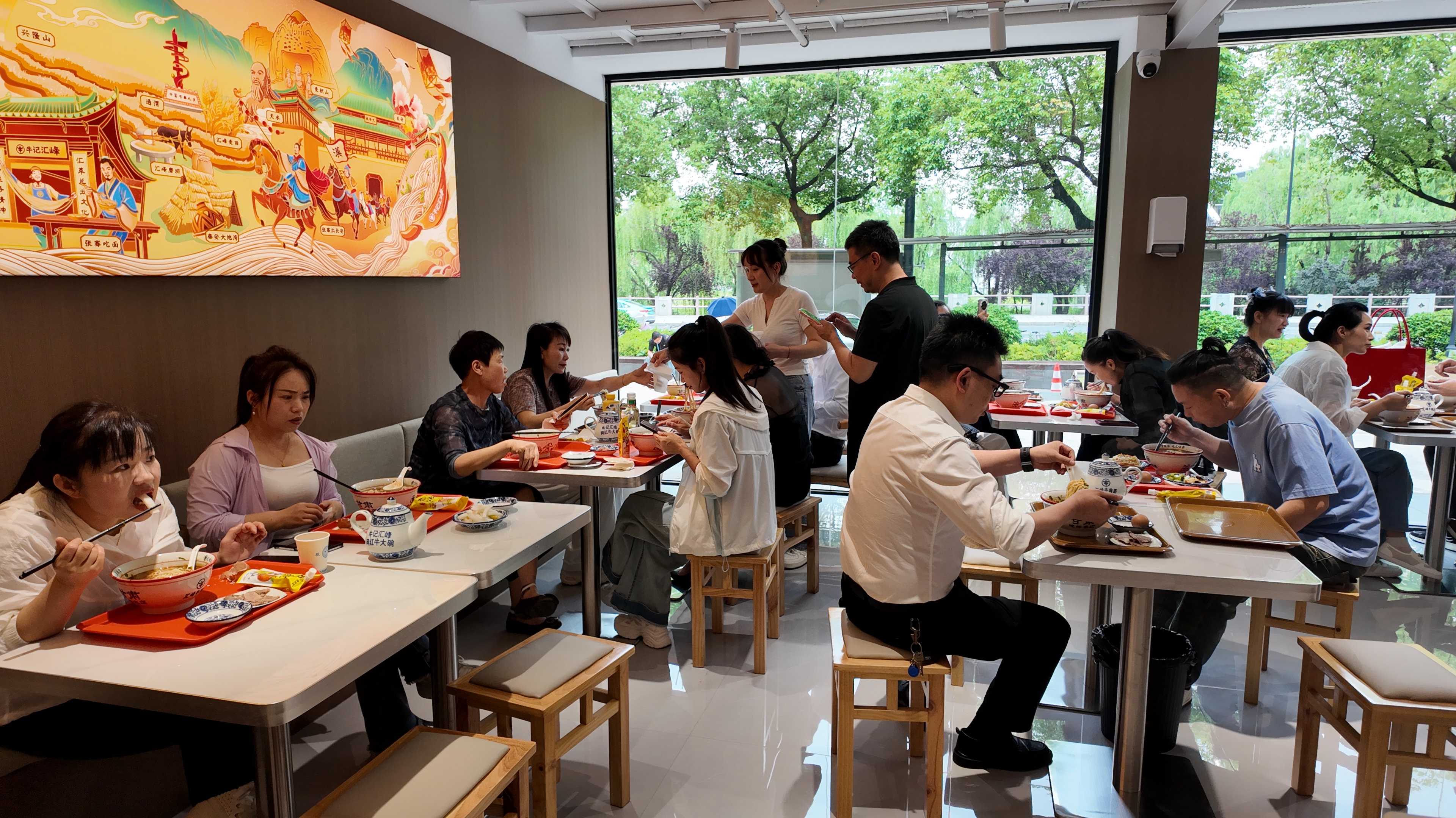 陇味入杭，香飘钱塘：汇峰牛肉面杭州直营店试营业